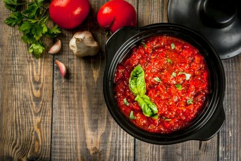 Enjoy the bounty of summer-fresh vegetables with this canning guide on making delicious marinara sauce. Clean Instant Pot, Canning Marinara Sauce, Marinara Pizza, Types Of Pasta Sauce, Basil Pasta Sauce, Italian Tomato Sauce, Spaghetti Meatballs, Lentil Pasta, Basil Pasta