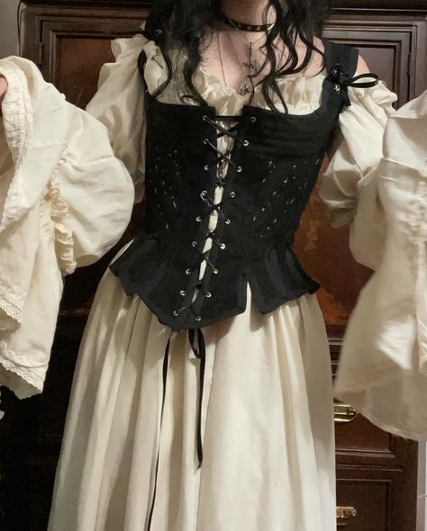 The beginnings of my ren faire costume :p - - - - - - #sew #sewing #historicalfashion #corset #stays #handmade #renfaire #historicalfashion #gothic Ren Faire Cosplay, Ren Faire Corset, Black Corset Outfit, Corset Stays, Aesthetic Corset, Medieval Outfit, Renn Faire, Ren Faire Outfits, Ren Faire Costume