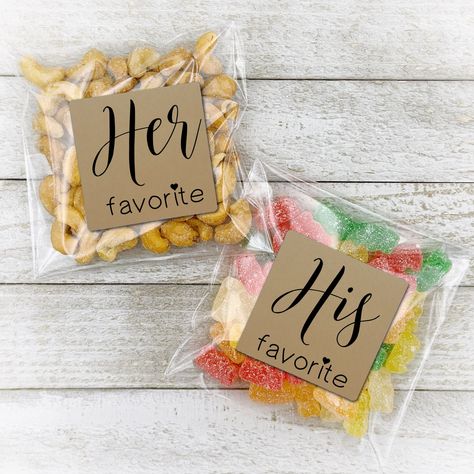 💕 More His and Hers Favorites from Clementine! www.etsy.com/shop/ClementineWeddings?section_id=10879128 PERFECT WAY TO SHARE YOUR FAVES FOR YOUR BIG DAY! Set of 20 His and Her Favorites favor packaging includes: 10 His Favorite stickers 10 Her Favorite stickers Add on: 20 self-sealing cellophane favor bags Coordinates with OUR FAVORITE set: https://etsy.me/2Ws95nc EASY - AFFORDABLE - FUN FAVOR GIVING Fill your favor bags with your faves: sweet, salty, sticky, you name it! Tag with His and Hers, and fold over to seal. Include in hotel welcome bags, wedding party baskets, shower favors or thank you gifts.  For custom text requests, please contact me before purchasing. CUSTOM DESIGNED FOR YOUR EVENT 2" square labels are available in Matte White. "His" and "Hers" are printed in elegant modern Wedding Guests Favors Ideas, Bridal Shower Goody Bags, Cute Wedding Party Favors, Party Favor Wedding Ideas, Welcome Favors For Wedding, Simple Wedding Favors Cheap, Elopement Welcome Bags, Thank You Gifts For Wedding, Thank You Wedding Gifts