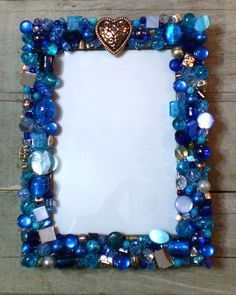 Picture Frames Ideas, Cadre Photo Diy, Jeweled Picture Frame, Frames Ideas, Jeweled Picture, Diy Bling, Beaded Frame, Old Jewelry Crafts, Jewel Frames