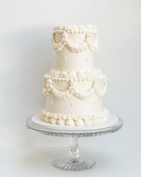 Vintage cutie for Brittney + Dillon 🤍✨ | Instagram Overpiped Wedding Cake, Timeless Wedding Cake, Happy Thanksgiving Week, 2 Tier Wedding Cakes, Bolo Vintage, Fancy Wedding Cakes, Law Order Svu, Thanksgiving Week, Floral Wedding Cake