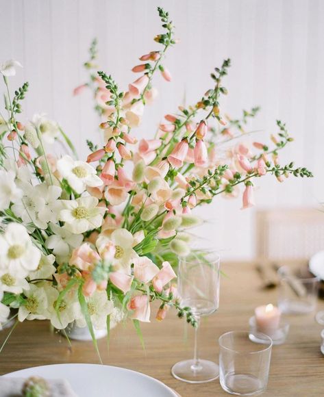 Pretty. Wild. Flowers. on Instagram: “The dreamiest! Foxglove forever 🙌🏼 // 📸: @danitoscanophoto #nativepoppyweddings #weddingflorist #weddingflorals #sandiegoweddingflorist…” Foxglove Wedding Flowers, Foxglove Wedding Bouquet, Foxglove Arrangement, Foxglove Bouquet, Foxglove Wedding, Foxglove Flower, Flower Recipes, Flower Installation, Board Inspiration