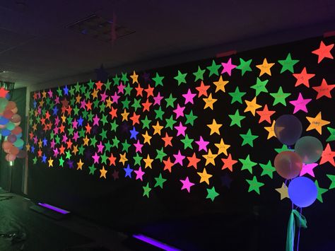 Middle School Dance Themes, Middle School Dance Ideas, Dance Party Games, School Dance Themes, Glow Party Decorations, Glow Theme Party, Uv Party, School Dance Ideas, Middle School Dance