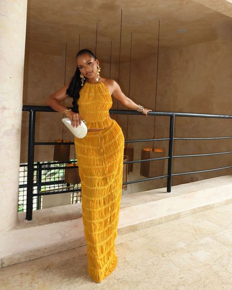 Photo: @thisthingcalledfashionn/Instagram Detty December, Nigerian Style, December Outfits, Better Instagram, Modest Dresses Fashion, Classy Girl, Effortlessly Chic Outfits, Evening Dresses Elegant, Yellow Fashion