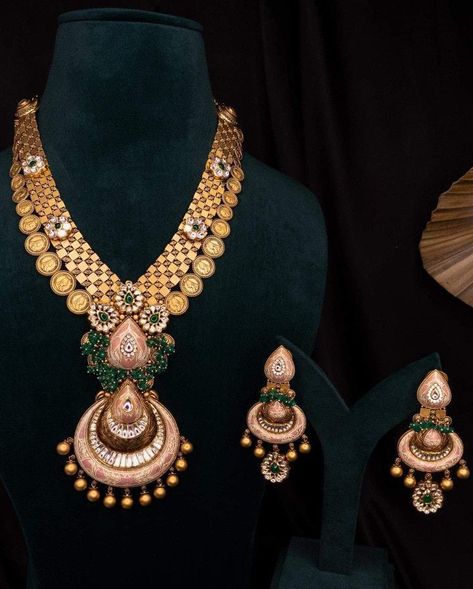 Antique Necklace And Earrings, New Antique Gold Jewellery, Long Sets Gold Jewellery Antique, Antik Jewellery Gold, Ranihaar Gold Indian Jewelry, Antique Gold Jewelry Indian Necklaces, Trending Gold Jewellery Designs, Trending Gold Jewellery, Long Sets Gold Jewellery