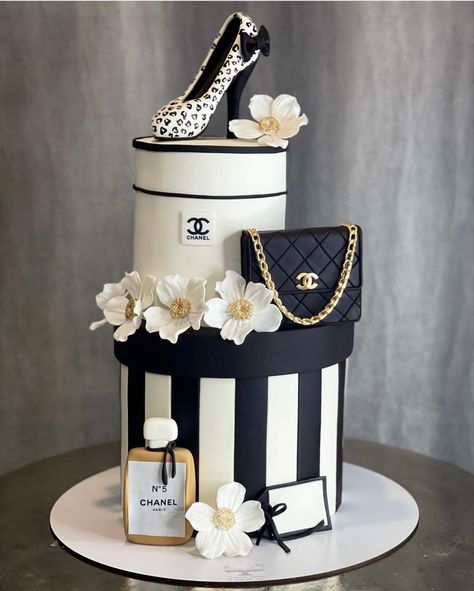 Chanel Torte, Baddie Cake, 50th Birthday Cake For Women, Chanel Birthday Cake, Fashionista Cake, Bag Cakes, Black And White Cake, Cake Makeup, Chanel Cake