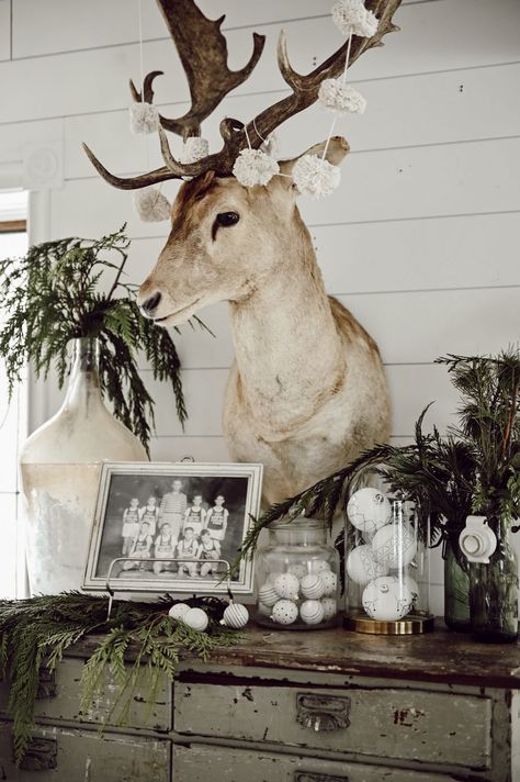 The easiest way to add some extra flare in any Christmas Decor Vignette is to add the textures of winter greens like these Cedar Stems.   #Christmasdecor #Christmasgreens #HomeDecor #Greens #Cedar #Design #Texture #Christmas #Vignette #Art Natal, Vintage Christmas Deer, Winter Mantels, Deer Mounts, Festive Centerpieces, Liz Marie, Neutral Christmas Decor, Christmas Vignettes, Large Christmas Tree