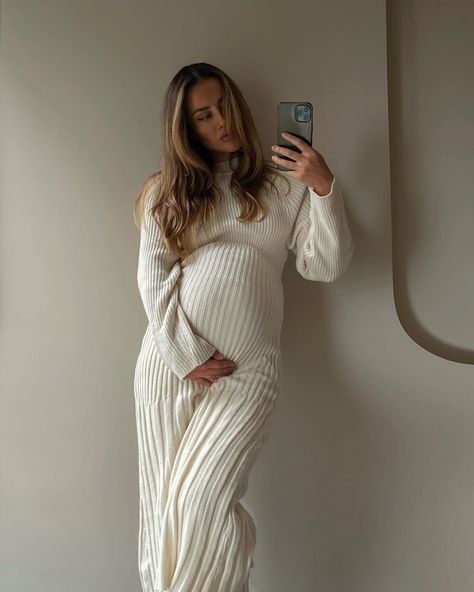 Pregnant Outfits, Cute Pregnancy Pictures, Pretty Pregnant, Mommy Outfits, Cute Maternity Outfits, Pregnancy Outfits, Christmas Fashion, Maternity Pictures, High End Fashion