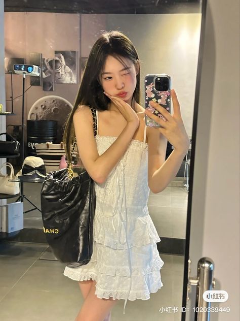 사진 촬영 포즈, Korea Fashion, A Mirror, How To Pose, 가을 패션, Medium Length Hair Cuts, Casual Style Outfits, Asian Fashion, Cute Casual Outfits