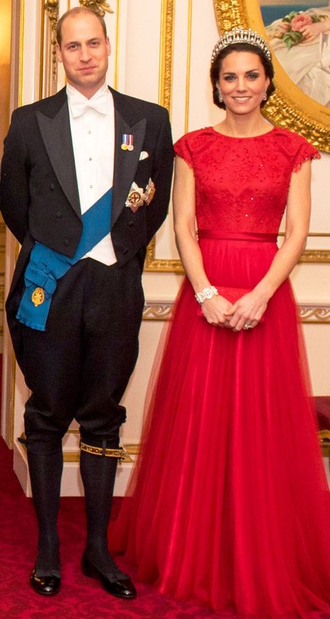 Moda Kate Middleton, Vévodkyně Kate, Style Kate Middleton, Duchesse Kate, Düşes Kate, Prince William Et Kate, Looks Kate Middleton, Elegant Red Dress, Duchesse Catherine