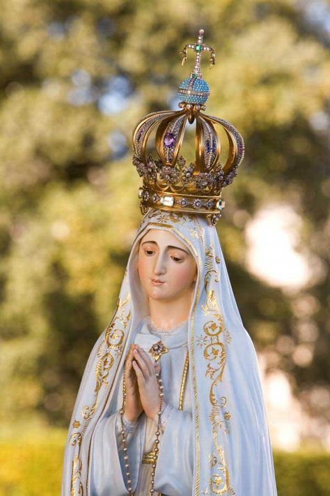 Do you know what is a Shrine? With 13 beautiful Catholic Shrines with special Devotions. https://www.pilgrim-info.com/what-is-a-shrine/ Fatima Prayer, Marian Shrines, Fatima Portugal, Blessed Mary, Images Of Mary, Praying The Rosary, Lady Of Lourdes, Lady Of Fatima, The Virgin Mary