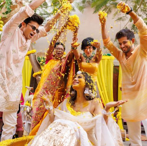 Haldi Photography Ideas, Funny Wedding Poses, Haldi Poses For Bride, Haldi Photoshoot, Haldi Ceremony Outfit, Bridesmaid Poses, Indian Bride Photography Poses, Indian Wedding Poses, Bride Photos Poses