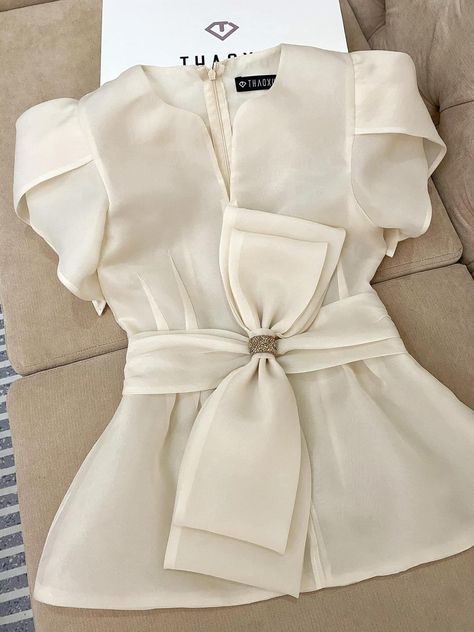 Elegant Outfit Classy, Ladies Blouse Designs, Fashion Tops Blouse, Diy Fashion Clothing, Casual Day Outfits, Pretty Blouses, Classy Dress Outfits, Classy Work Outfits