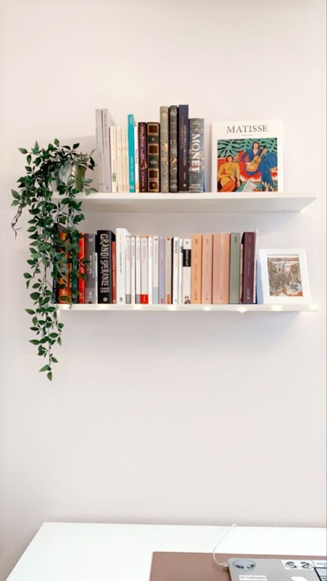 Book Shelf Room Aesthetic, Floating Shelf Books, Floating Book Shelf Aesthetic, Floating Shelf With Books, Small Aesthetic Bookshelf, Small Hanging Bookshelf, Small Book Shelf Ideas Bedroom, Floating Bookshelves In Bedroom, Book Shelf Ideas Bedroom Aesthetic