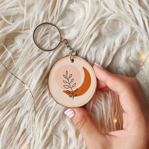 Wood Slice Keychain, Wood Slice Art, Wood Slice Crafts, Wood Keychain, Astuces Diy, Wooden Keychain, Wood Painting Art, Purse Backpack, Wood Burning Art