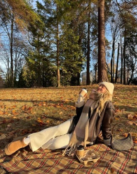 Fall Picnic Aesthetic Outfit, Picnic Winter Outfit, Picnic Outfit Autumn, Autumn Pictures Ideas, Fall Park Photoshoot, Autumn Picnic Outfit, Poses For Fall Pictures, Fall Shoot Ideas, Winter Picnic Outfit