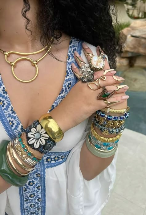 Chunky Gold Jewelry, Xoxo Jewelry, Metallic Accessories, Dope Jewelry Accessories, Jewelry Stacking, Earthy Jewelry, Necklace Trendy, Earthy Outfits, Wrist Candy