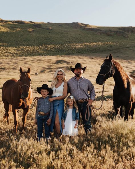 Country Western Family Photos, Summer Western Family Photos, Cowgirl Family Pictures, Family With Horses Photography, Family Country Pictures, Western Inspired Family Photo, Cowboy Family Pictures Outfit, Family And Horse Photoshoot, Western Spring Family Pictures