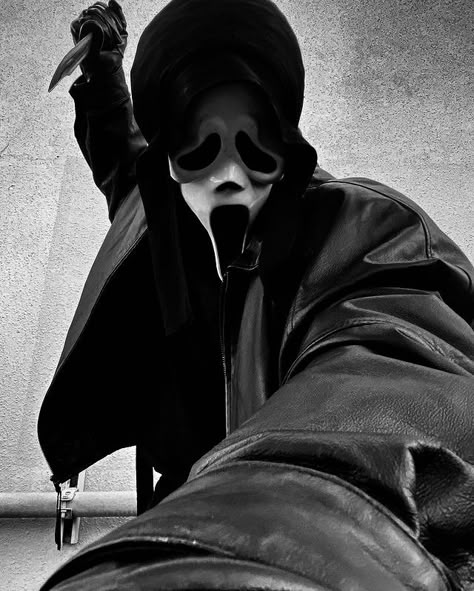 Ghostface Costume, Landon King, Ghost Face Mask, Streetwear Cyberpunk, Scream Mask, Mask Guy, Cyberpunk Clothing, Techwear Outfits, Ghostface Scream