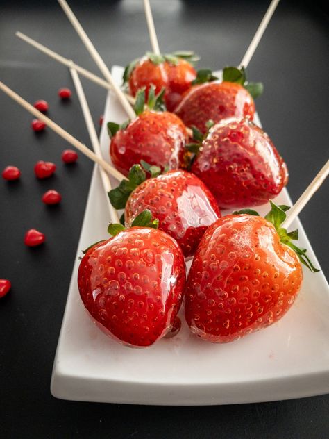 Tanghulu Recipe - Strawberry Tanghulu Tanghulu Recipe, Strawberry Tanghulu, Sugar Strawberries, Candied Strawberries, Strawberry Recipes Easy, Slow Roasted Tomatoes, Toffee Recipe, Strawberry Candy, Atami