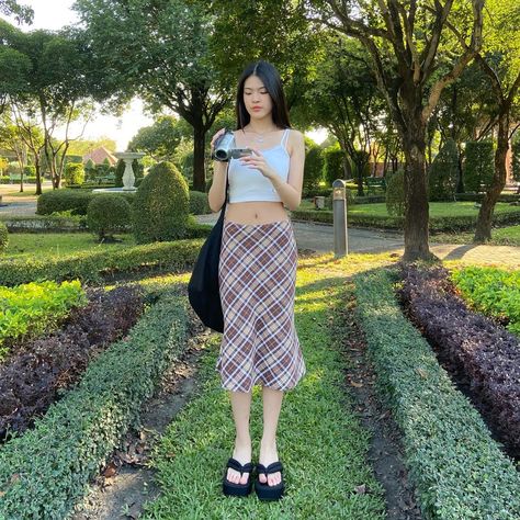 Mid Skirt Outfits Summer, Navy Blue Long Skirt Outfit, Y2k Long Skirt Outfit, Blue Long Skirt Outfit, Y2k Indie Outfits, Long Skirt Outfit Aesthetic, Midi Skirt Outfit Aesthetic, Y2k Skirt Outfit, Korean Skirt Outfits