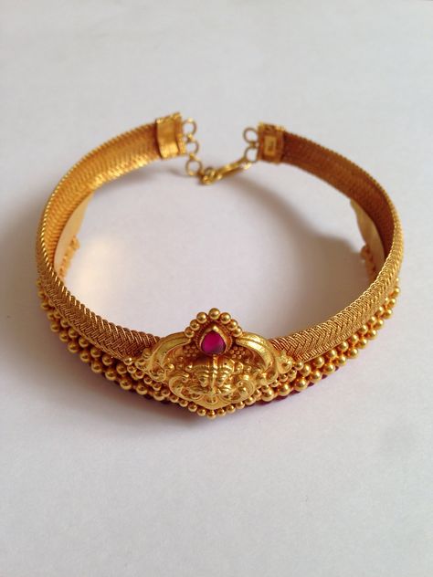 Love this beautiful armlet, very attractive. Nagothu Designs Gold, Bajubandh Design Gold, Vanki Designs Jewellery, Temple Jewellery Earrings, Antique Gold Jewelry Indian, Antique Bridal Jewelry, Gold Jewelry Stores, Antique Jewelry Indian, Indian Jewellery Design Earrings