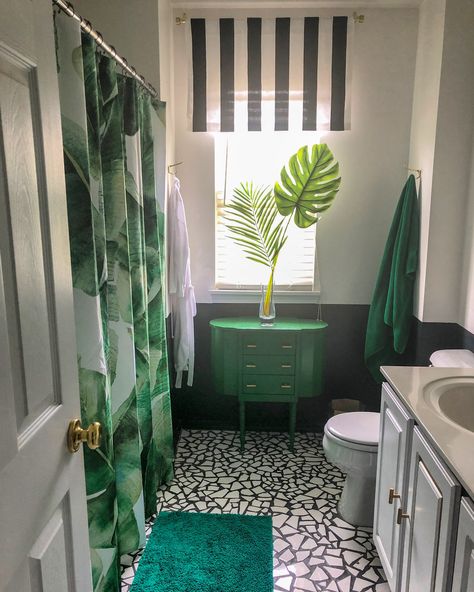 Tropical Theme Bathroom Ideas, Green Bathroom Decoration, Green And Gold Guest Bathroom, Emerald Green Bathroom Ideas, Bathroom Decor Ideas Green, Bathroom Color Decor Ideas, Theme Bathroom, Bathroom Decor Colors Schemes, Leaf Theme Bathroom