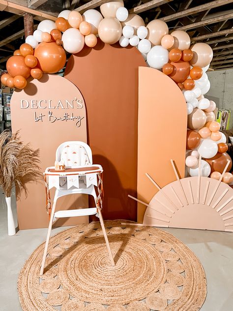 Wooden Arch Backdrop Birthday, Plywood Birthday Backdrop, Backdrop Board Diy, Backdrop Board Stand, Arch Stand Decoration, Backdrop For Balloon Arch, How To Create Backdrop For Party, Spandex Arch Backdrop, Arch Backdrop Panels Diy Foam