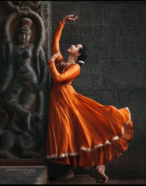 Kathak Dance Poses Photography, Dance Poses Classical, Kathakali Aesthetic, Indian Women Aesthetic Outfits, Kathak Poses For Photoshoot, Heeramandi Drawing, Kathak Dance Painting, Kathak Dance Poses, Kathak Dance Photography