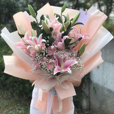 Diy Bouquet Wrap, Luxury Flower Bouquets, Lilly Flower, Flower Bouquet Diy, Fresh Flower Bouquets, Flower Box Gift, Lily Bouquet, Boquette Flowers, Flowers Bouquet Gift