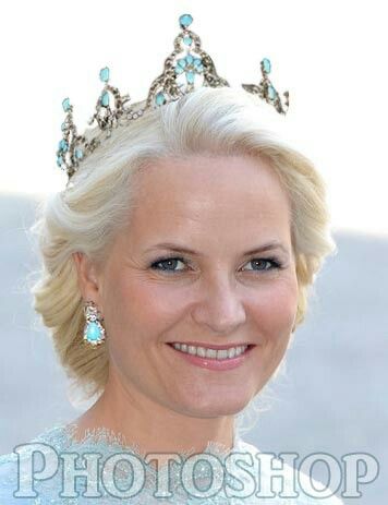 Princess Madeleine Of Sweden, Royal Crown Jewels, Flower Tiara, Royal Crowns, Royal Tiaras, Pearl Tiara, Beautiful Tiaras, Princess Madeleine, Diamond Tiara