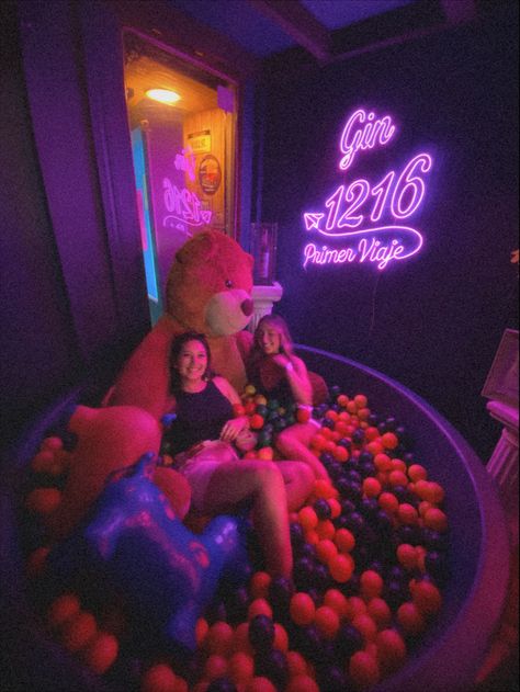 Two friends habing fun in a balls pool in a club 27 Club Birthday Party, Club Ideas Nightclub, Club Event Ideas, Club Themed Party, Outfit Night Out Club, Adult Pajamas Party, Prosecco Party, Club Classics, Club Birthday Party