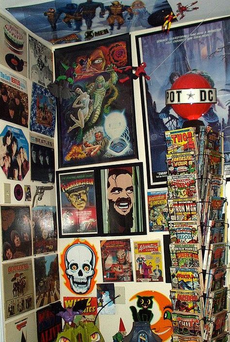 Comic Book Bathroom, Comic Book Man Cave, Man Cave Aesthetic, Geek Room Ideas, Comic Book Bedroom, Horror Room Ideas, Horror Bedroom, Comic Book Room, Comic Book Display