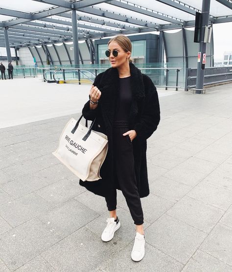 NADIA ANYA ⚡️ on Instagram: “Obligatory airport pic ✈️” Nadia Anya, Outfit Jogging, Colorado Outfits, Comfy Winter, Casual School Outfits, Cute Winter Outfits, Outfit Inspiration Fall, Rive Gauche, Athleisure Fashion