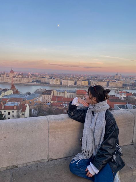 #sunset #aesthetic #budapest #travel Buenos Aires, Budapest October Outfit, Photo Ideas In Budapest, Budapest Inspo Pics, Budapest Aesthetic Outfit, Postgraduate Aesthetic, Budapest Winter Outfit, Prague Instagram Photos, Budapest November