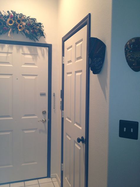 Painted only the door jams a vibrant color. Not to overpower the entire room Door Edge Paint, Colored Door Frames, Door Frame Painting, Painted Door Frames, Painted Trim, Door Jam, Indoor Ideas, Painting Room, Door Frames