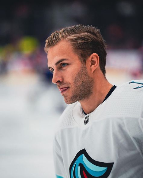 Hockey Hair, Hockey Uniform, Best Friend Book, College Hockey, Hockey Pictures, Hot Hockey Players, Playing For Keeps, Hockey Baby, Seattle Kraken