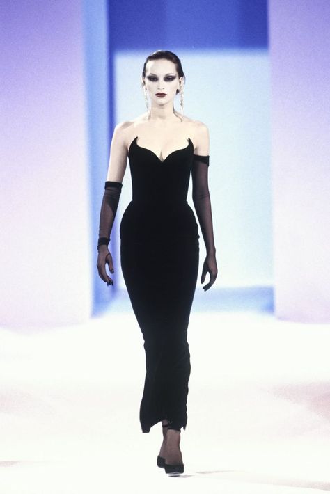 Mugler 90s, Trendy Festival Outfits, 90s Runway Fashion, Runway Fashion Couture, Runway Dresses, Thierry Mugler, Dark Fashion, Mode Vintage, Looks Vintage