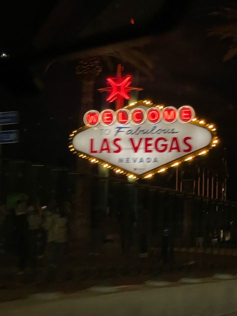 #lasvegasstrip #vegas #lasvegas Las Vegas Vibes Aesthetic, Vegas Aesthetic Pictures, Vintage Vegas Aesthetic, Old Vegas Aesthetic, Las Vegas Picture Ideas, F1 Vegas, Las Vegas Aesthetic, Las Vegas Christmas, Vegas Aesthetic