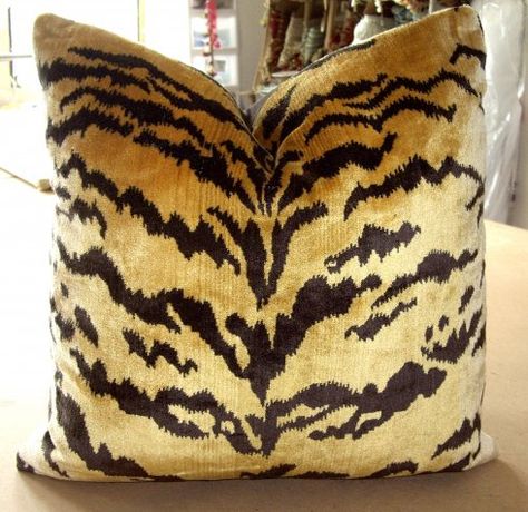 Accent Pillows Living Room, Lounge Pillow, Oversized Pillows, Diy Pillow Covers, Colonial Design, Sofa Pillows Arrangement, Comfy Lounge, Mudcloth Pillow, Safari Style