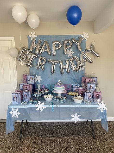 Simple Frozen Decorations, Frozen Theme Table Decor, Elsa Birthday Party Decorations At Home, Frozen Birthday Party At Home, Frozen Birthday Party Centerpieces, Frozen Birthday Table, Frozen 4th Birthday Party, Frozen Theme Party Decorations, Frozen Birthday Party Food