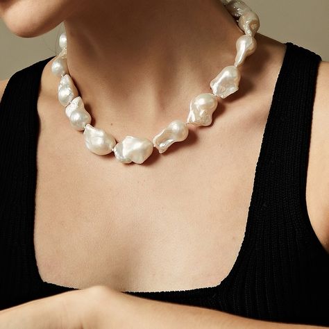 Modern Pearl Jewelry Necklace, How To Wear Pearls, Modern Pearl Jewelry, Big Pearl Necklace, Baroque Necklace, Baroque Jewelry, Diy Jewelry Set, Everywhere I Go, Ibiza Outfits