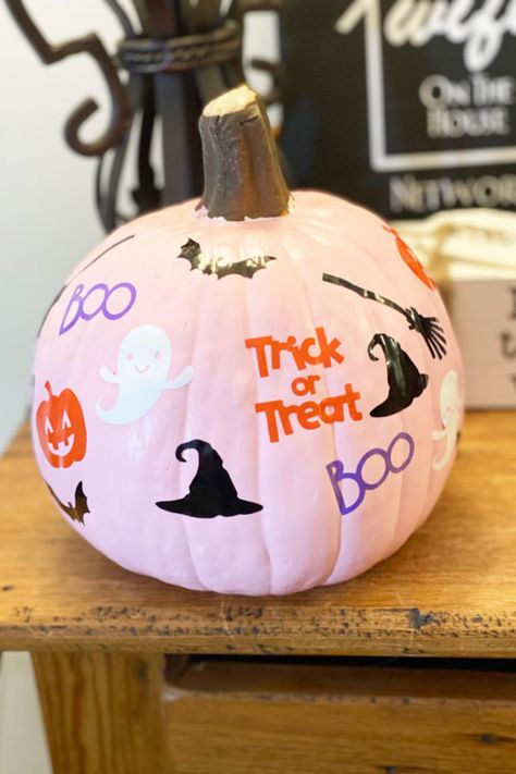 Pumpkin Ideas Painted Cute, Pumpkin Decorating Sharpie, Painting Pumpkin Ideas Halloween, Cute Spooky Pumpkin Painting Ideas, Pumpkin Painting Girly, Pumpkin Paint Designs, White Pumpkin Painting Ideas Easy, Pink Pumpkin Ideas, Pumpkin Painting Ideas Fall Cute