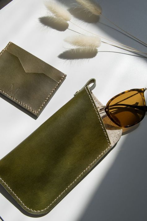 Leather Wallets For Women, Leather Tutorial, Eyewear Display, Leather Accessories Handmade, Wool Accessories, Wallets For Women Leather, Leather Card Holder, Vegan Bags, Leather Projects