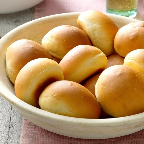 Pillow-Soft Dinner Rolls Recipe -The dough for these rolls has a nice texture and is simple to shape. The recipe came from an old church cookbook. —Norma Harder, Weyakwin, Saskatchewan Soft Dinner Rolls, Dinner Roll Recipe, Fluffy Dinner Rolls, Spaghetti Dinner, Dinner Roll, Homemade Rolls, Bread Sweet, Dinner Rolls Recipe, Taste Of Home Recipes