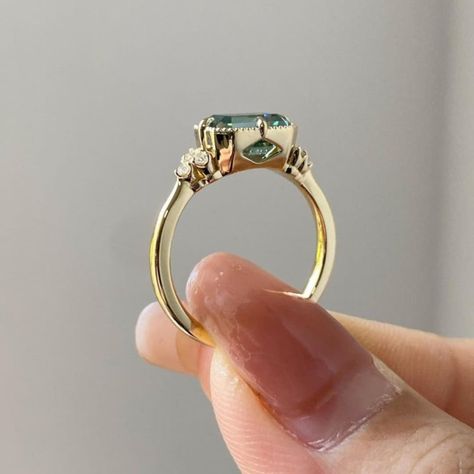 Cluster Moissanite Engagement Ring 2 Ct Green Emerald Moissanite Wedding Ring 💍 Customisation options are available. please contact us to customise any product. Available in all fine jewellery type. DM us to book your band NOW. #MoissaniteRing #PrincessCutRing #EngagementRing #WeddingRing #YellowGoldRing #SolidGoldJewelry #MoissaniteJewelry #BridalJewelry #FineJewelry #JewelryReview #Brilliance Moissanite Wedding Ring, Princess Cut Rings, Moissanite Wedding Rings, Moissanite Jewelry, Solid Gold Jewelry, Green Emerald, Moissanite Rings, Fine Jewellery, Moissanite Engagement Ring