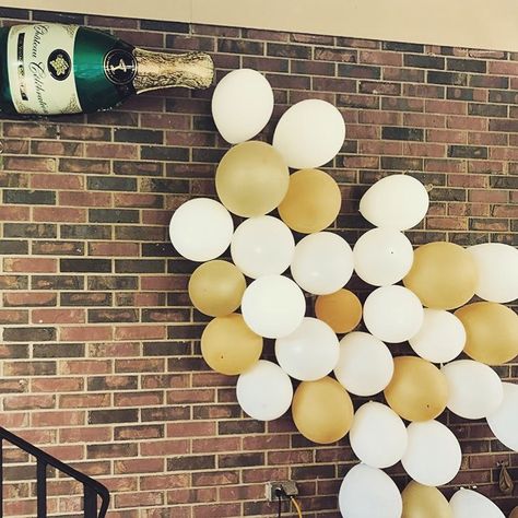 Stock the bar party decor!! Use Gorilla indoor/outdoor sticky tape to stick balloons to the brick outside!! Bar Party Decorations, Stock The Bar Balloon Arch, Brews And Bites Party, Drinking Party Decorations, House Warming Party Decoration, Stock The Bar Bridal Shower Ideas, Stock The Bar Decorations, Stock The Bar Engagement Party Ideas, Stock The Bar Party Ideas Wedding