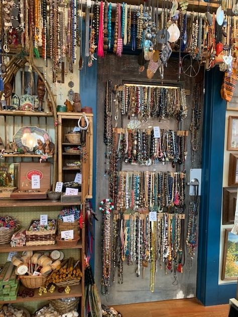 Jewelry Shop Aesthetic, Vintage Store Display Ideas, Thrift Shop Ideas, Vintage Shop Aesthetic, Curiosity Aesthetic, Vintage Shop Interior, Vintage Thrift Shop Aesthetic, Antique Shop Aesthetic, Vintage Store Aesthetic