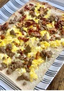 WW Flatbread Breakfast Pizza The Real Pound Dropper Recipes, Pound Dropper Recipes, Flatbread Breakfast Pizza, Breakfast Flatbread Pizza, Flatbread Breakfast, Mud Pie Recipe, Pound Dropper, Great Breakfast Ideas, Delicious Pizza Recipes