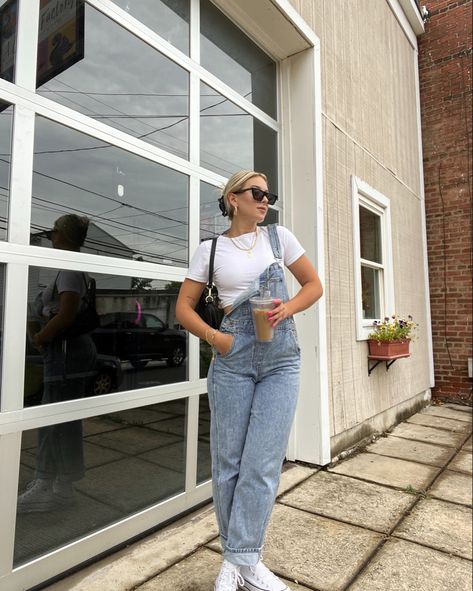 Levis Overalls Outfit, Vintage Overalls Outfits, Style Platform Converse, Overalls Outfit Spring, Worship Clothes, Platform Converse Outfits, Overalls Streetwear, Jean Overall Outfits, Outfit Levis